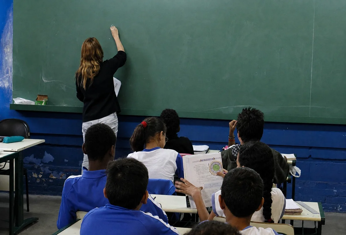 No Brasil, 67% dos alunos mais pobres não atingem nível mínimo de leitura; entre os mais ricos, 26% estão nesse patamar