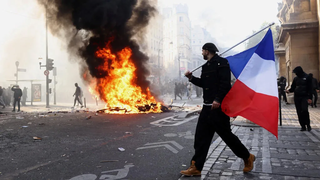 «La France tourne mal»: un 17 octobre marqué par une forte mobilisation sociale et des violences