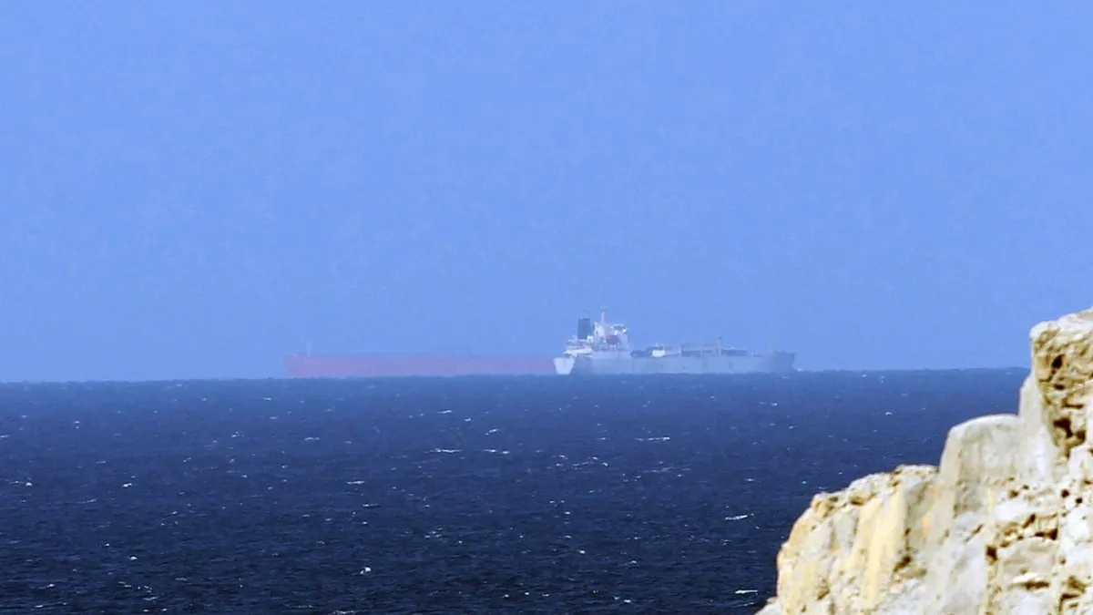 Tensión en el estrecho de Ormuz: Segundo superpetrolero se incendia tras chocar con una mina naval