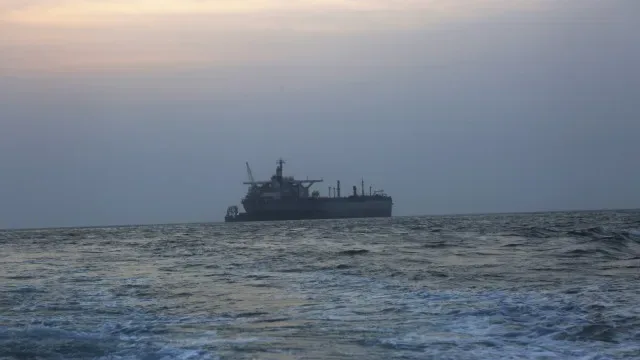 EUA colocam 17 navios na lista negra por transporte de petróleo iraniano