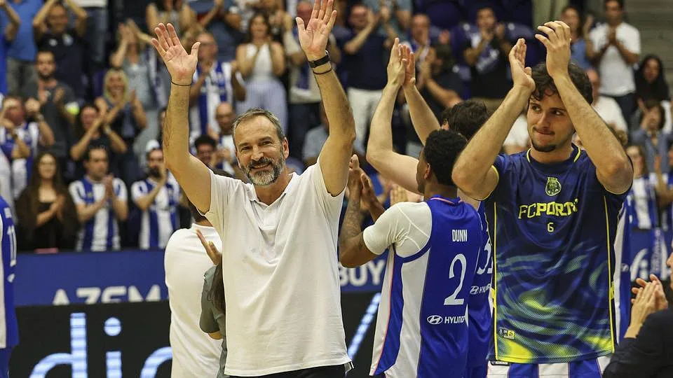 Com LeBron em Luanda, FC Porto vence Sporting em final com expulsões