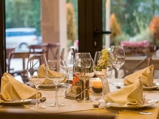 Une boîte à pourboires à forte valeur sentimentale dérobée dans un restaurant, le voleur écrit à la gérante