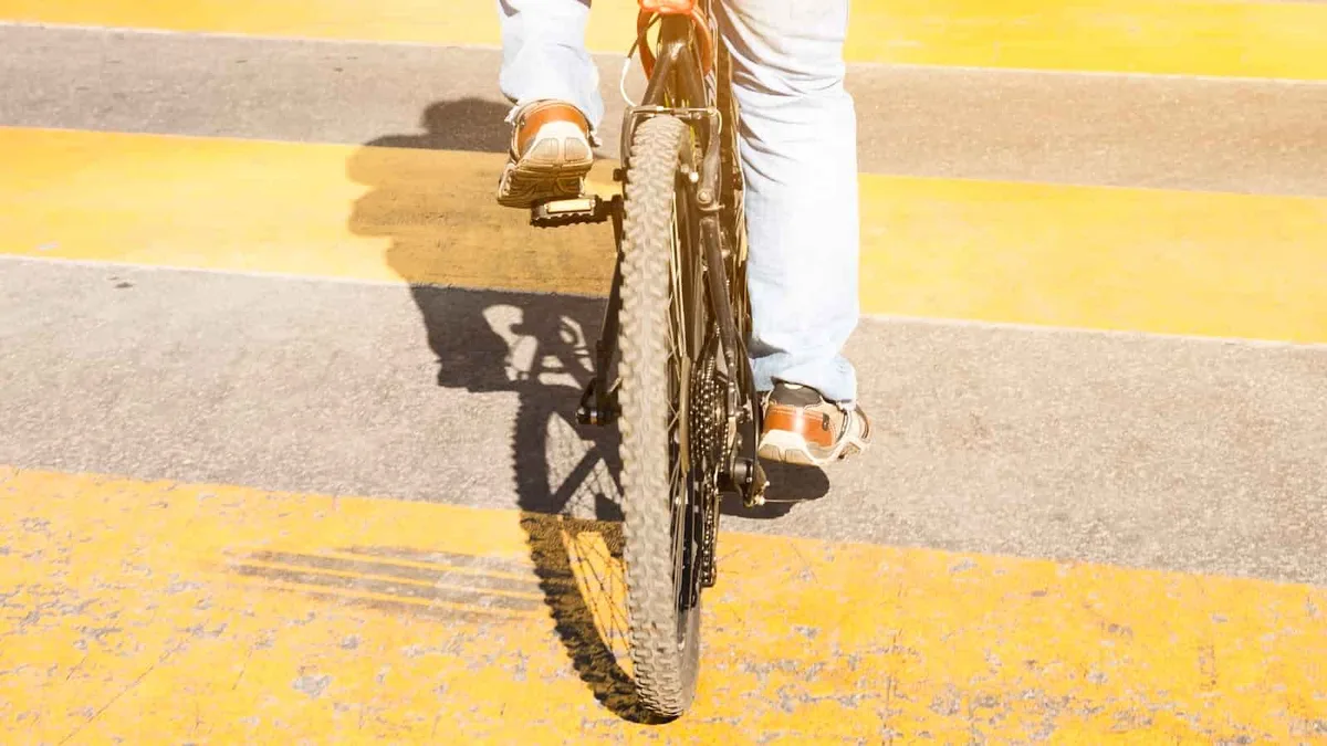 Ciclistas podem atravessar a passadeira em cima da bicicleta?