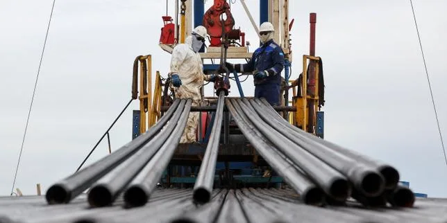 Le recours à des outils d’IA pourrait doper l’extraction de pétrole dans le monde, augmentant encore les émissions de CO₂
