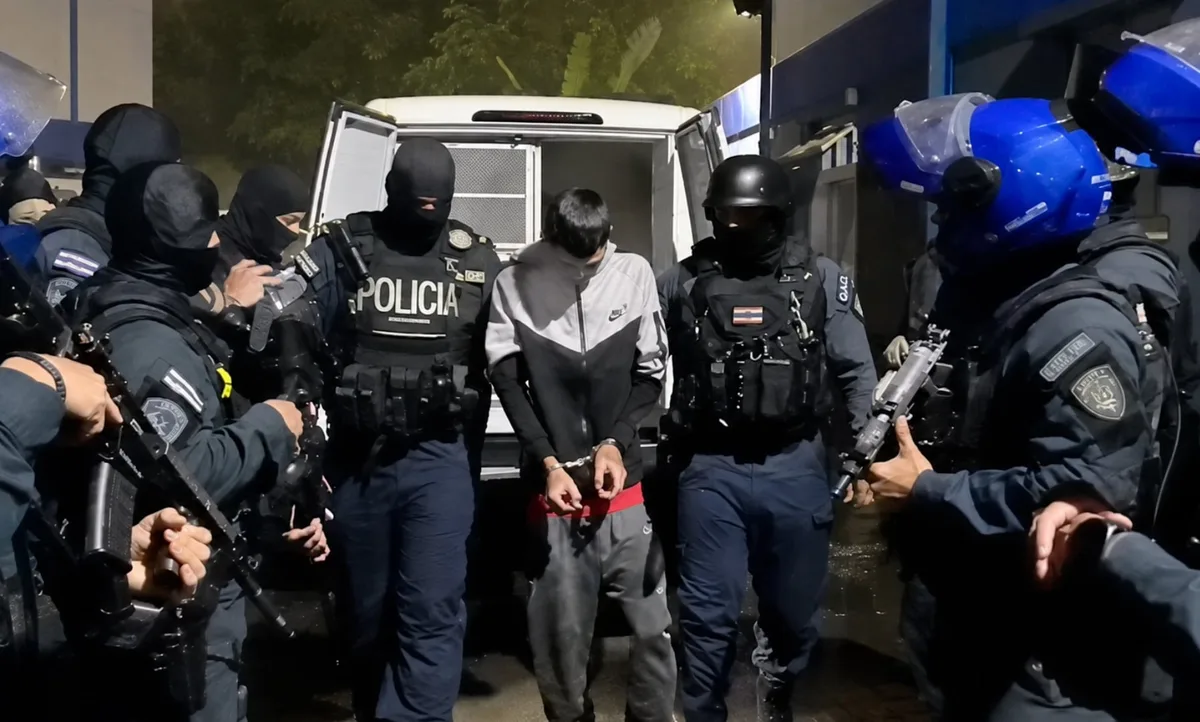 Cae el quinto de los 14 más buscados en Costa Rica: intentó escapar por los techos y tenía un arma modificada