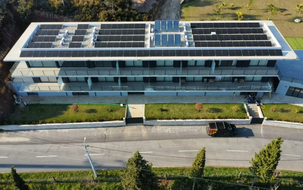Sunenergy instala solução fotovoltaica com baterias que já cobre 79% do consumo da Lima Riverview Suites