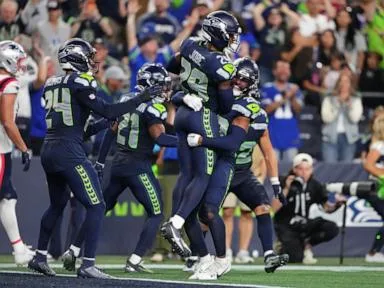 Dark Side defense helps Seahawks overcome an injury to Sam Darnold to win the opener