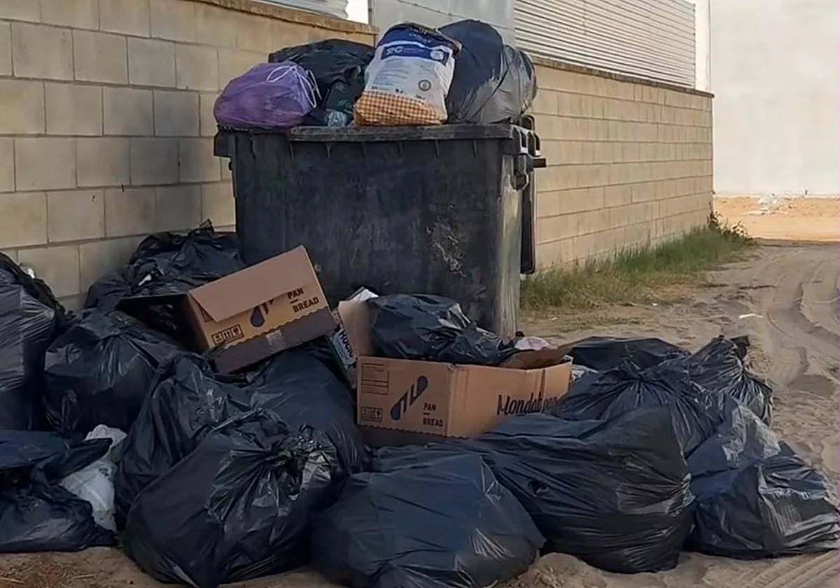 Denuncian la acumulación de basura sin recoger en la Aldea del Rocío