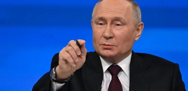 Russos retiram bilhões de bancos por medo de confisco de Vladmir Putin