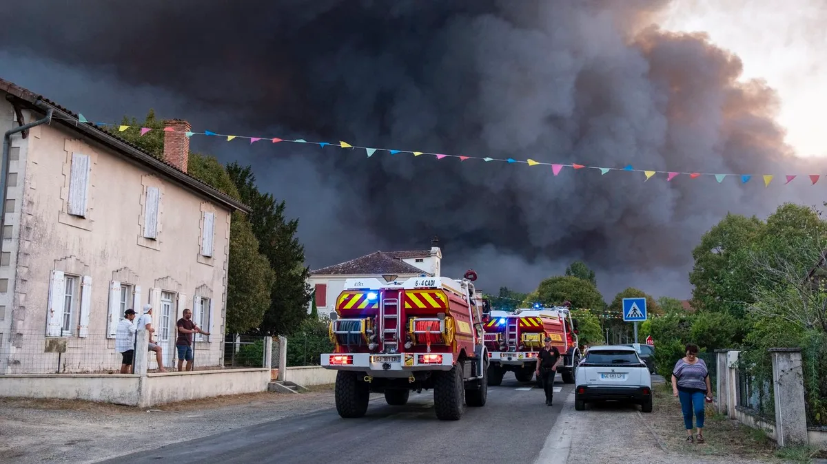 Incendie dans les Landes : le feu a repris dans la nuit, près de 1 600 hectares ont brûlé