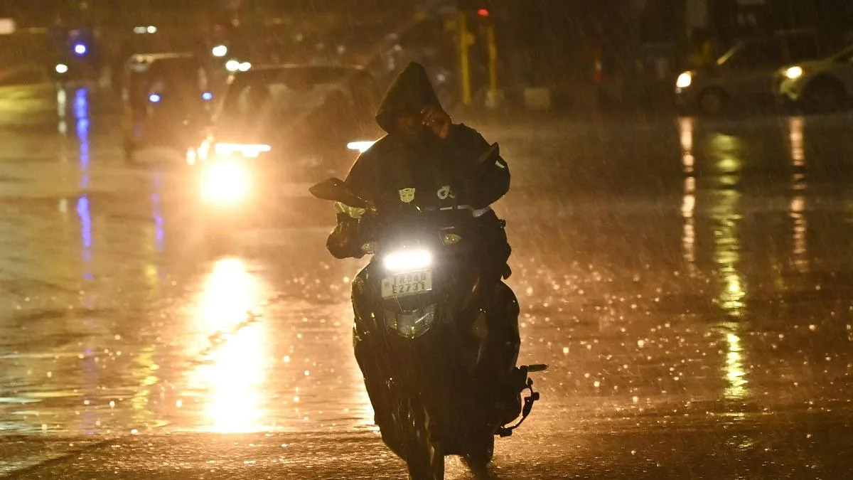 Rain lashes city on Sunday evening