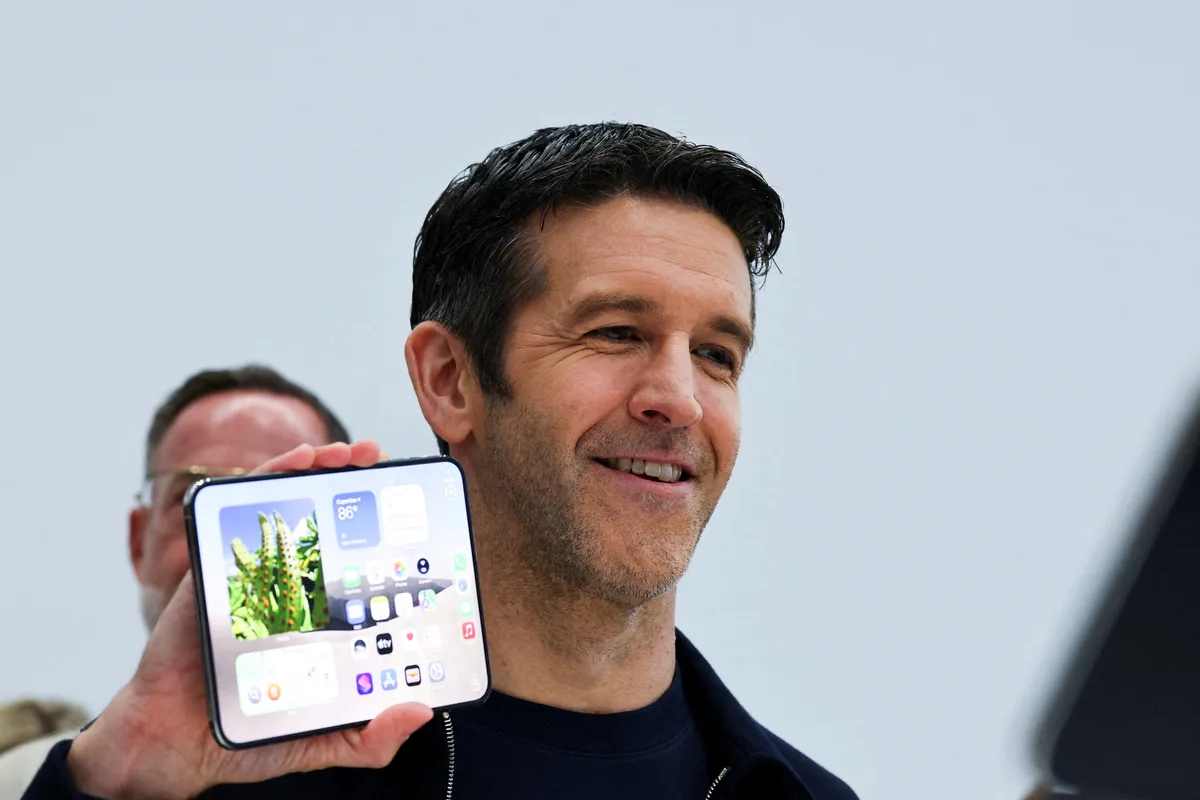 El primer iPhone plegable debuta en los Emmy de la mano de John Ternus, el nuevo CEO de Apple