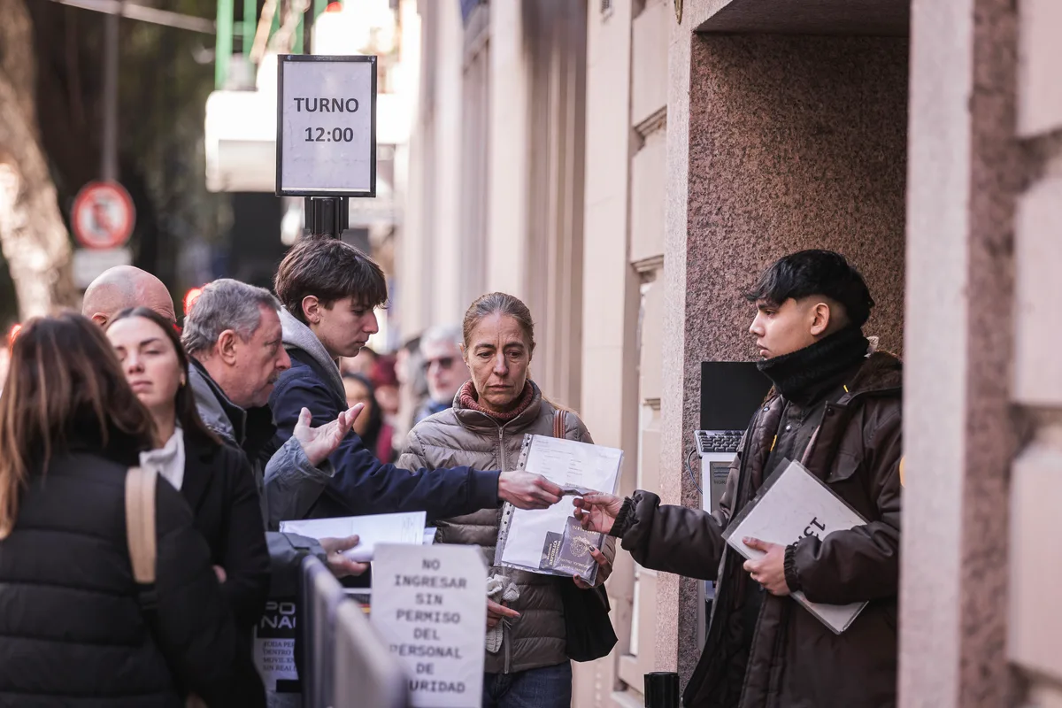 La Junta Electoral endurece los requisitos para que los nacionalizados por la 'ley de nietos' puedan votar