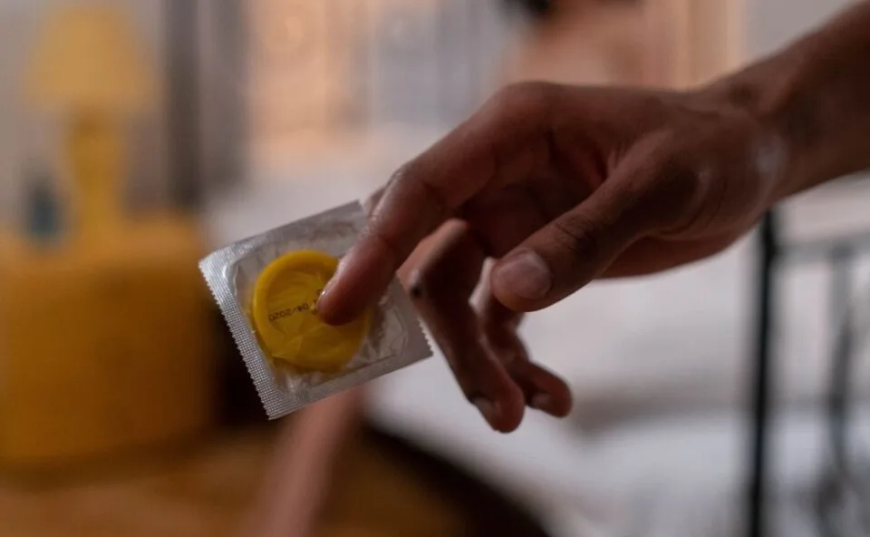 Homem é denunciado por estupro após retirar preservativo sem autorização de jovem durante programa