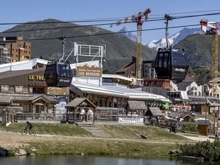 Alpe d’Huez : une collision entre une cabine de téléphérique et un camion-grue fait 23 blessés, dont 3 graves