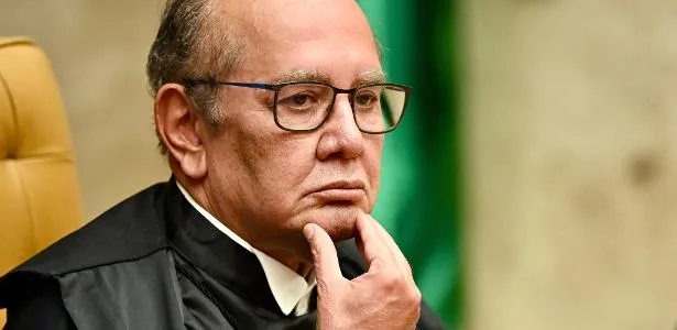 Gilmar pede que Fachin junte casos Moraes e Mendonça e sugere adiar sessão