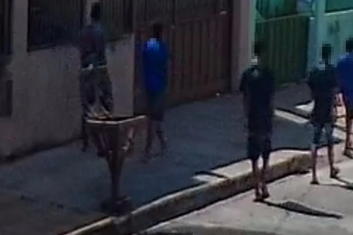 Jovens tentam explodir caixa do correio em casa de menino autista