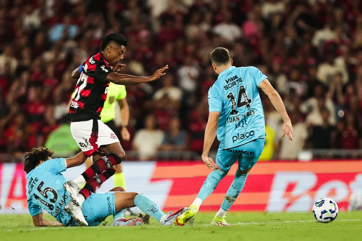 Santos e Flamengo se enfrentam pelo Brasileirão em duelo entre melhores campanhas do returno