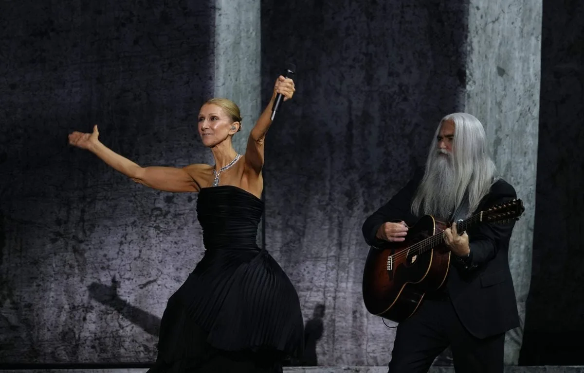 « Le chic de Paris lui va très bien »… Les médias du monde entier conquis par le concert de retour de Céline Dion