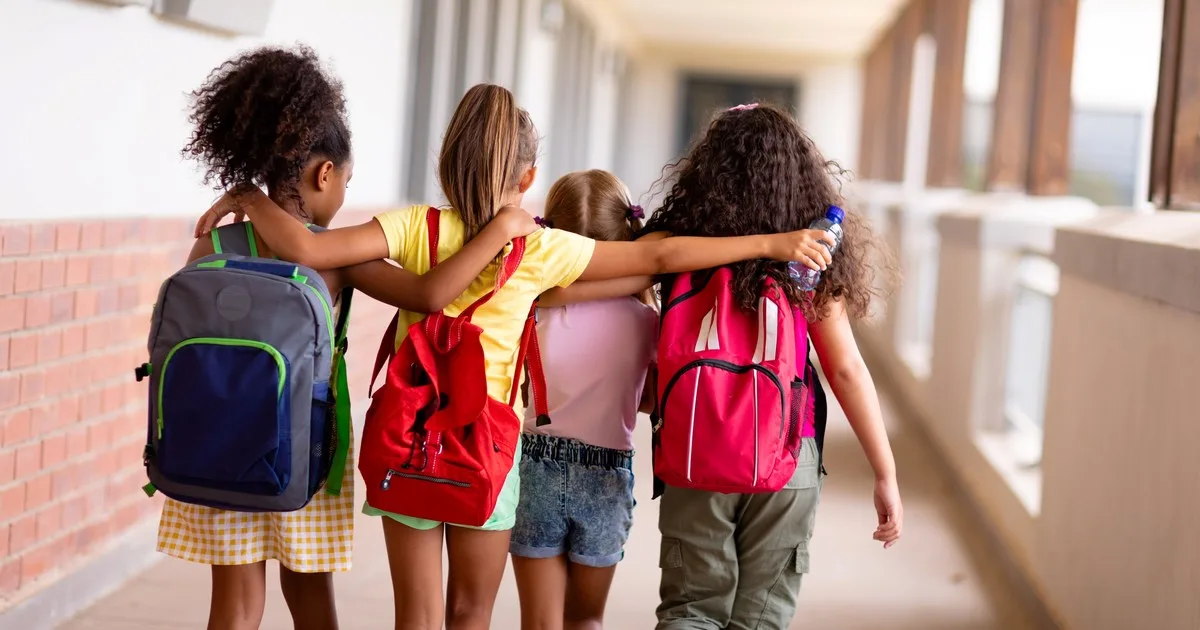 La psicología dice que durante las décadas de 1970 y 1980, muchos niños crecieron con una independencia cotidiana que hoy puede resultar llamativa. Regresaban solos de la escuela, preparaban su merienda y pasaban varias horas sin supervisión directa mientras sus padres trabajaban o realizaban otras actividades