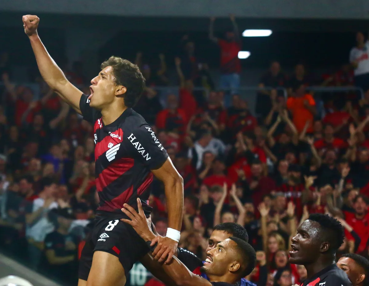 Promessa do Athletico, João Cruz celebra sequência e traça meta por Copa do Mundo de 2030