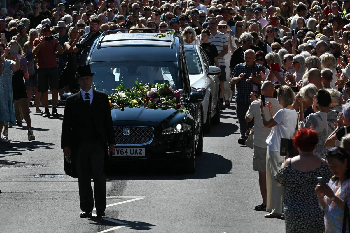 Milhares de fãs de Bonnie Tyler celebram a cantora às vésperas de funeral