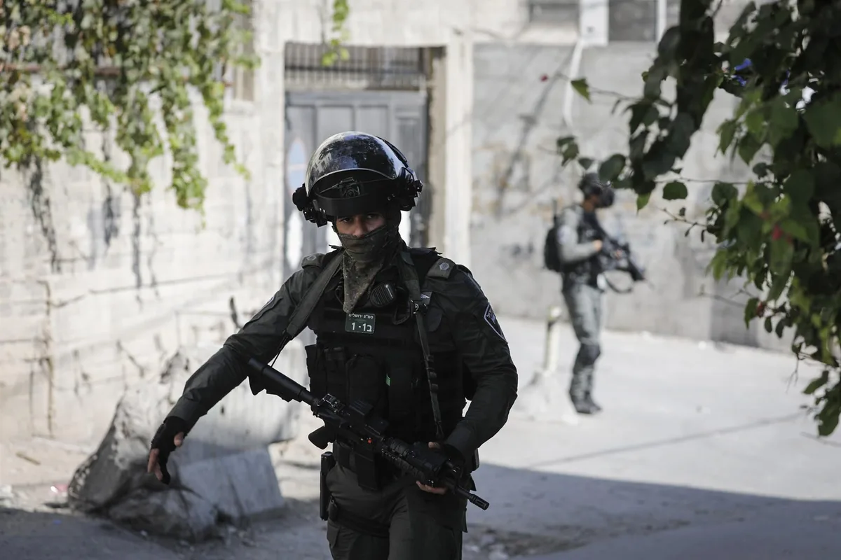 Las fuerzas de Israel detienen al ministro palestino para Asuntos de Jerusalén durante una redada