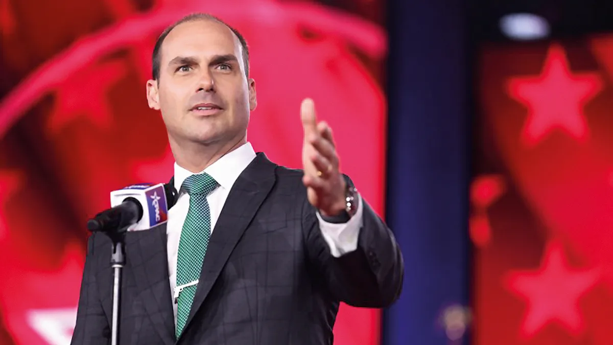 Polícia Federal demite Eduardo Bolsonaro por abandono de cargo