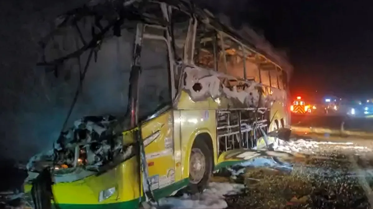 Ônibus bate em carreta e pega fogo na BR-376, no Paraná; 9 pessoas ficaram feridas