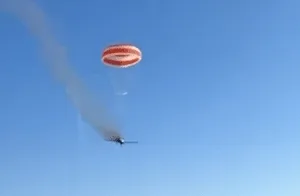ASSISTA: avião pega fogo e cai em MG; piloto se lança de paraquedas e escapa