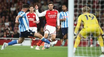 Arsenal inicia defesa do título inglês com vitória sobre promovido Coventry