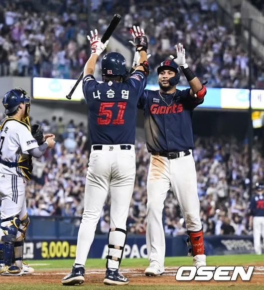 [속보] 최원준 3안타 어림없다! 레이예스도 3안타 미쳤다, 안타-안타-홈런 폭발→2위와 2개 차 유지 ‘안타왕 가즈아’