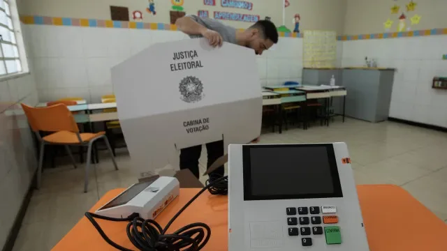 Brasil explica urnas eletrónicas a diplomatas de 86 países