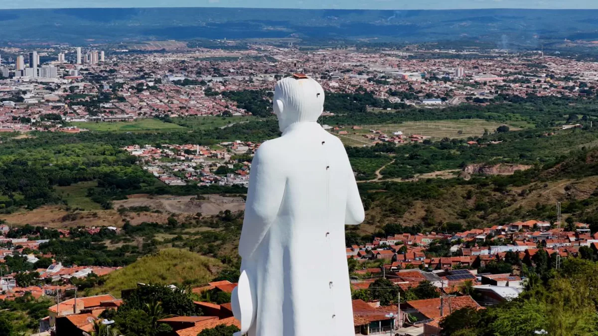 Fósseis de 150 milhões de anos e uma estátua de 27 metros dividem a mesma serra no único geoparque brasileiro da UNESCO
