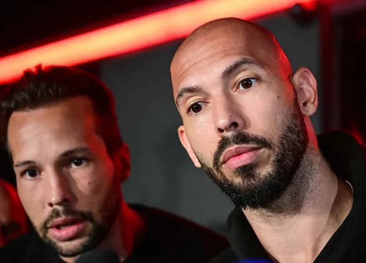 El influencer Andrew Tate y su hermano seguirán detenidos en EEUU tras la audiencia sin fallo sobre su libertad bajo fianza