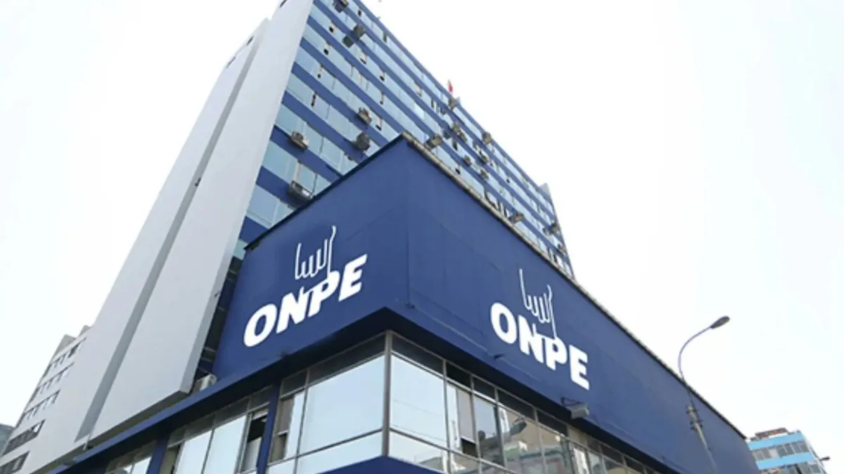 Trabajadora de la ONPE falleció y dos quedaron heridos tras caída de vehículo a un abismo de 50 metros en Huancavelica