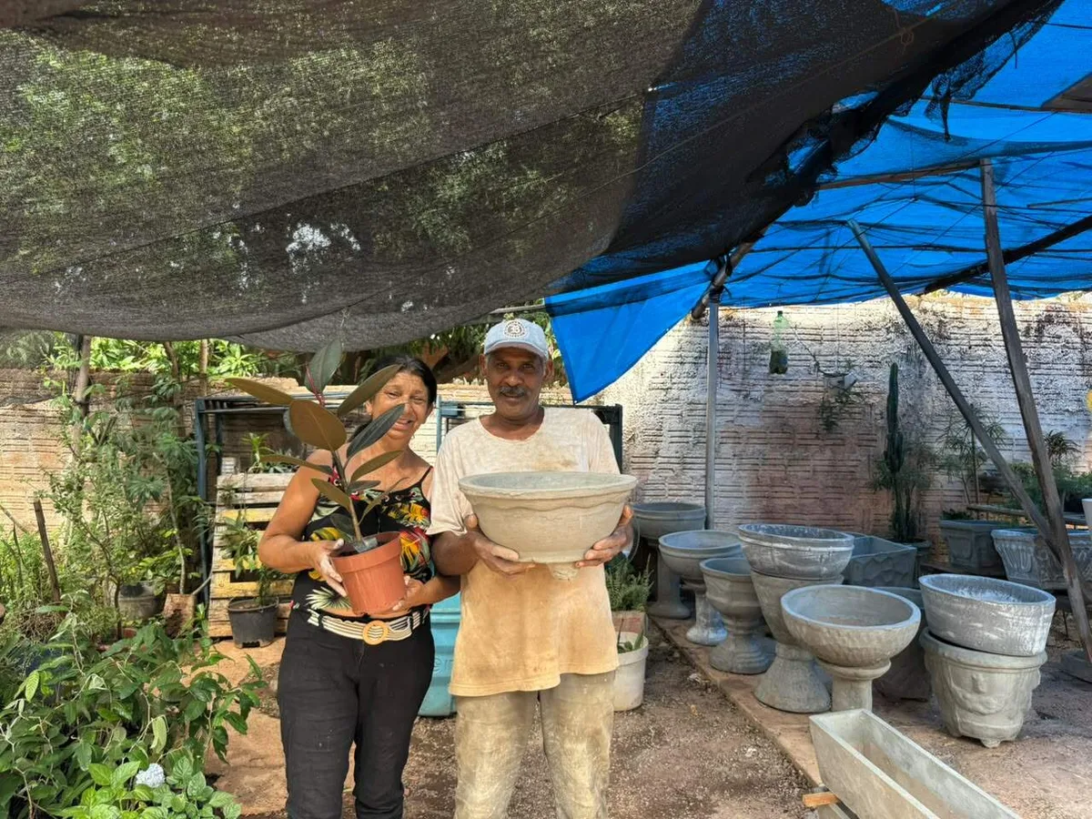 Cimento e flores mantêm casal lado a lado no trabalho há 25 anos