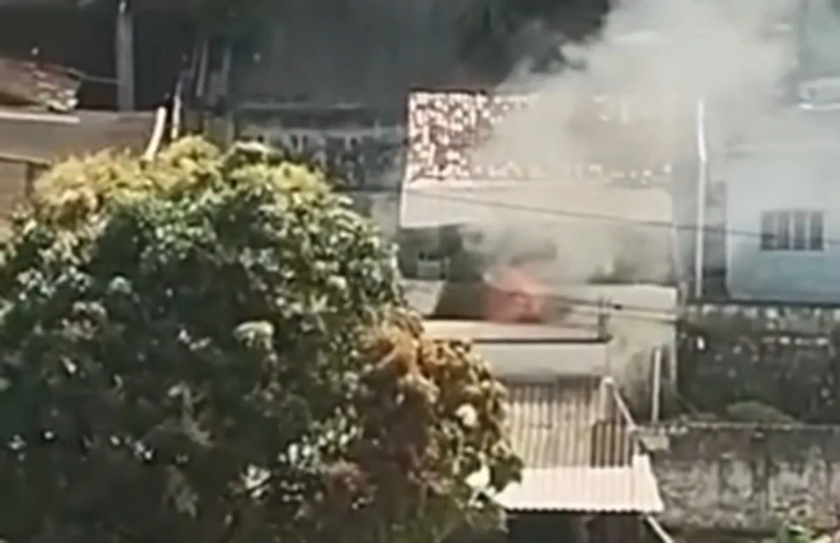Incêndio atinge casa após carro pegar fogo em garagem; criança e adolescentes ficam feridos