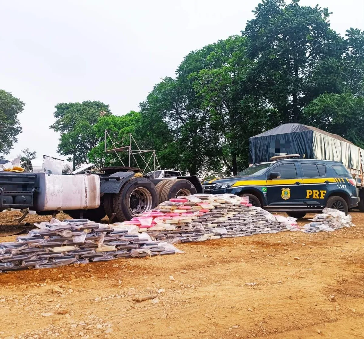 Com ajuda dos bombeiros, PRF abre tanques de caminhão e acha 300 kg de cocaína