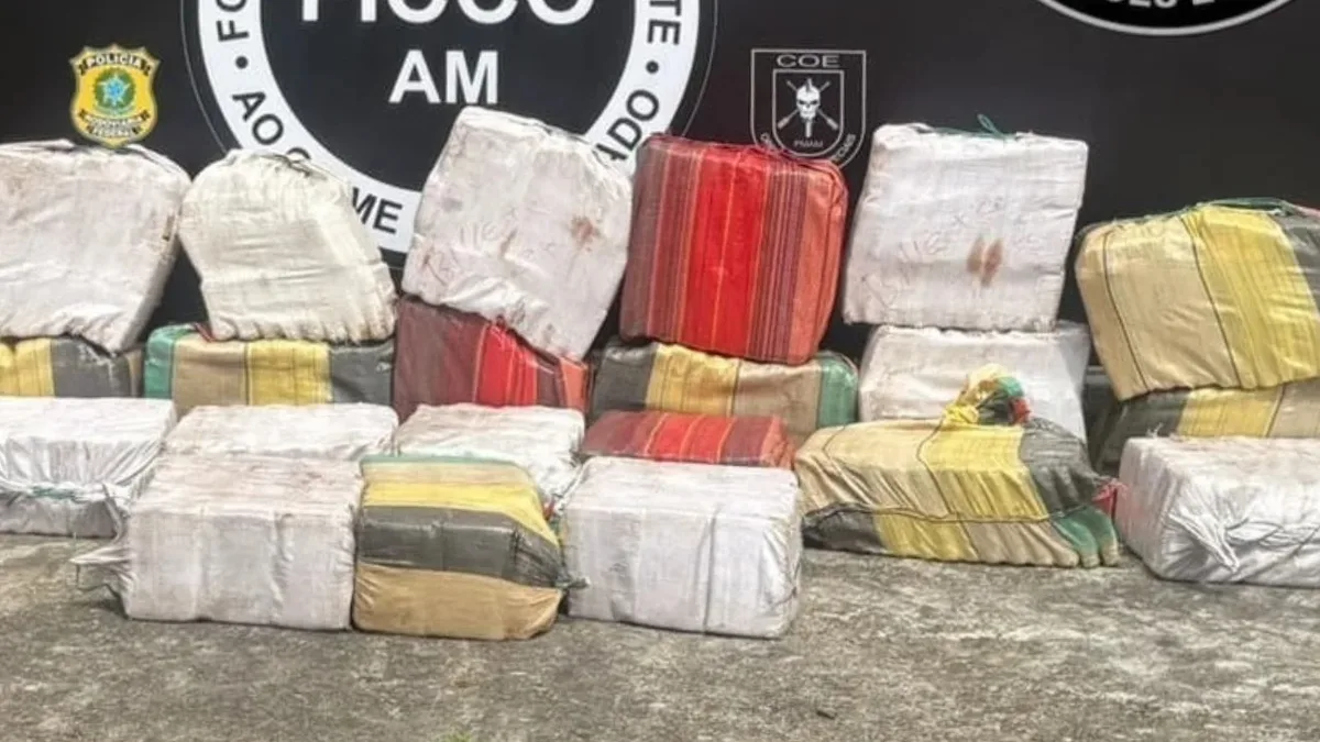 Dupla é presa com 666 kg de maconha tipo skunk em bote no Rio Negro, no Amazonas