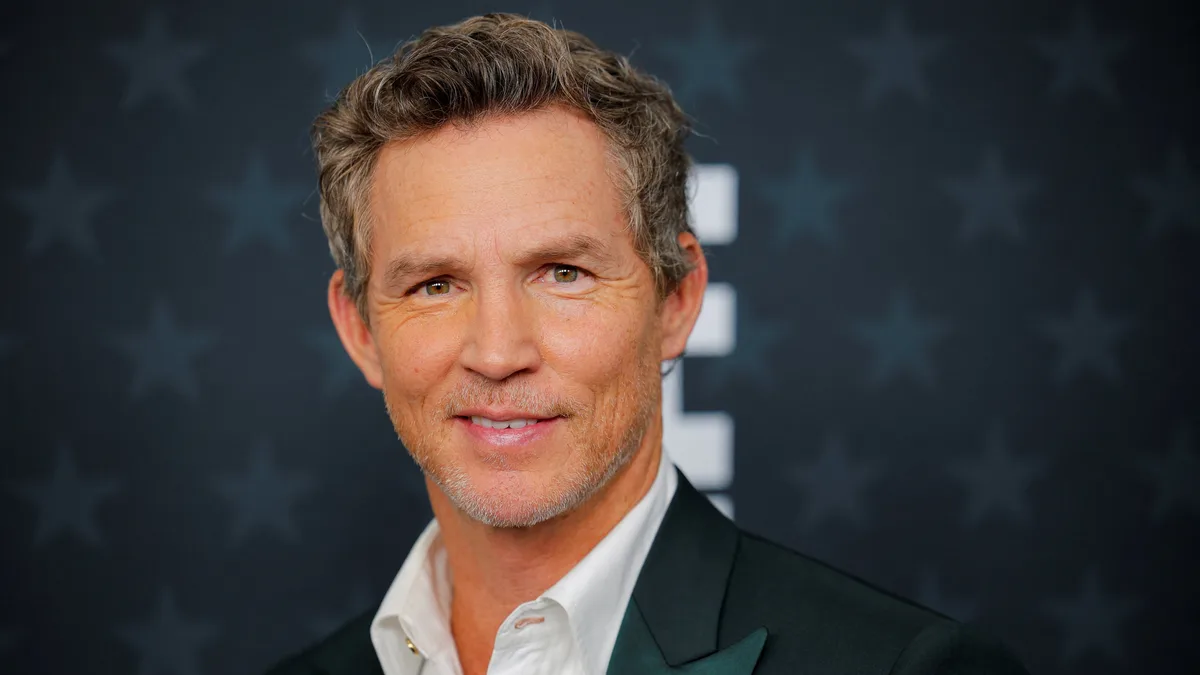 “No siempre tener las respuestas puede crear magia”, afirmó Shawn Hatosy sobre su trabajo en The Pitt