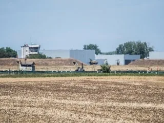 Un avion de chasse s’écrase dans le centre de la Hongrie, le pilote réussit à s’éjecter à temps