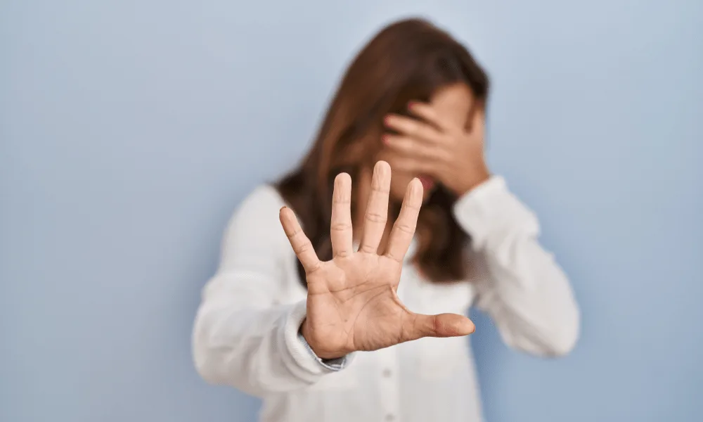 Mulher denuncia o marido com bilhete em prontuário médico: ‘Socorro, não deixa ele entrar’