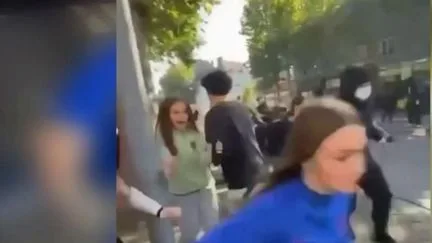 A Dunkerque, lundi, une voiture de police accélère au milieu de lycéens lors d'un blocus
