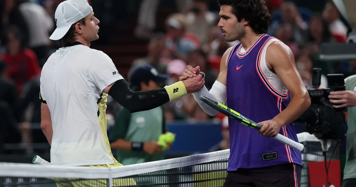 Carlos Alcaraz, eliminado por Zizou Bergs en el M1000 de Shanghai: la noche de furia con el pique y el mensaje irreal del belga