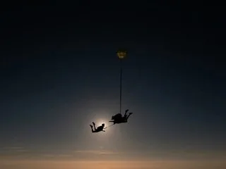 EN IMAGES. « Un décor merveilleux » : il saute en parachute le soir de l’éclipse, son cliché partagé par Thomas Pesquet