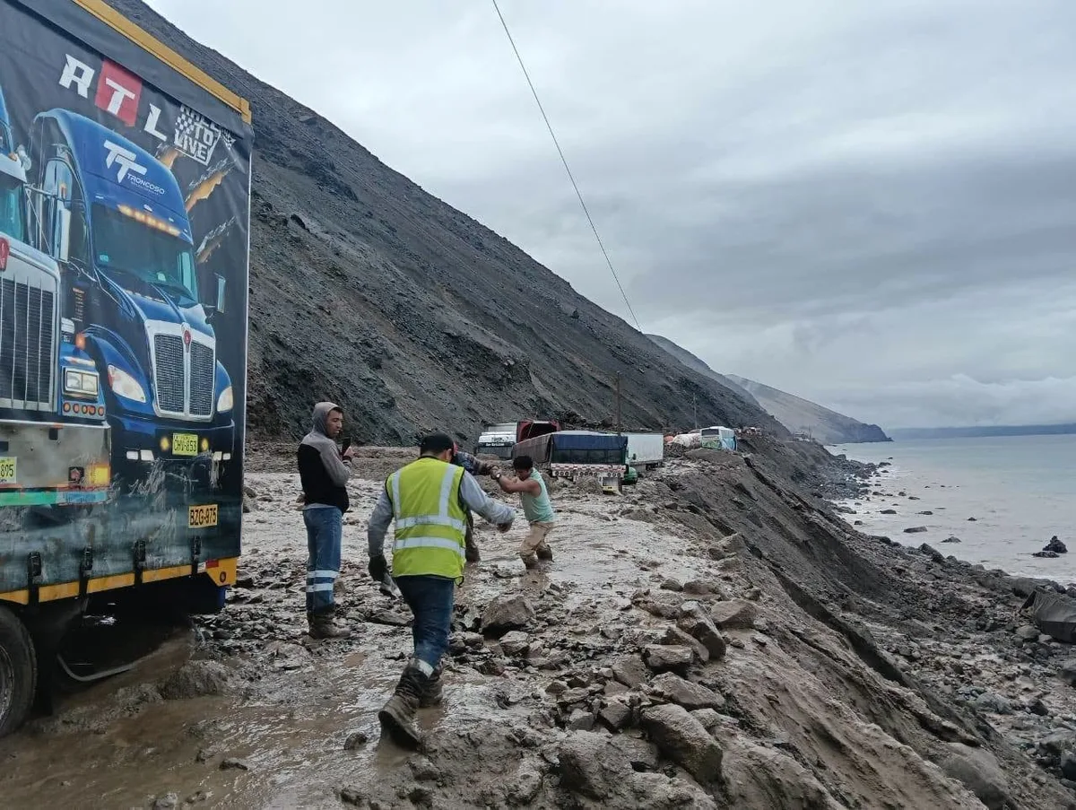 Alimentos podridos, animales muertos y una paciente oncológica en el lodo, el drama del bloqueo en la Panamericana Sur