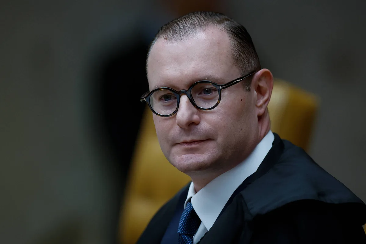 Zanin ordena acesso à integra de celular de Vorcaro e diz não haver 'hierarquia entre ministros' do STF