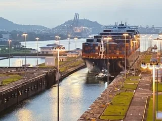 Conséquence du phénomène El Niño, le Canal de Panama réduit le passage de navires face à la baisse des précipitations
