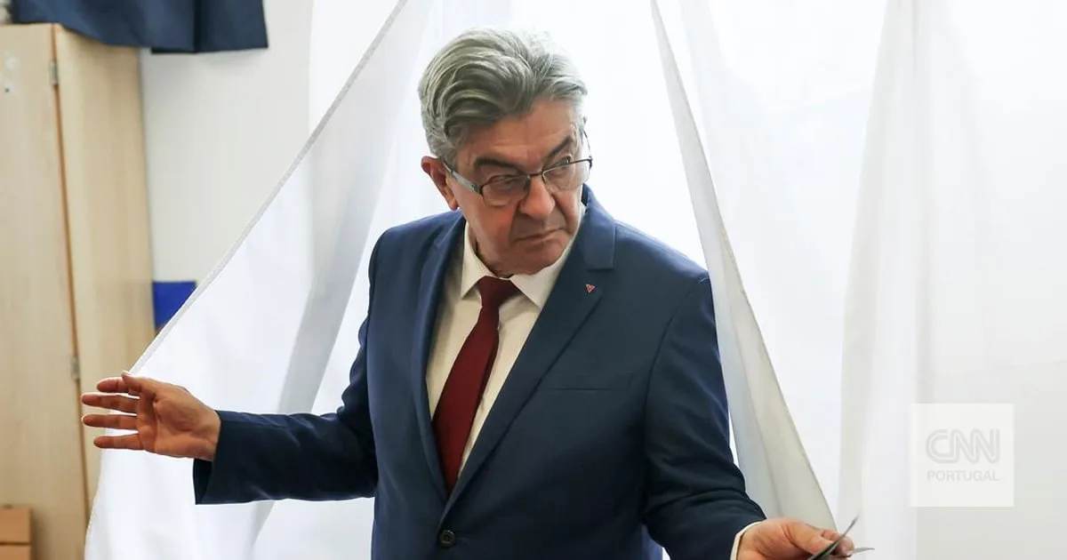 Sondagem: Mélenchon perto de disputar segunda volta das presidenciais francesas com Le Pen, líder da extrema-direita é a favorita